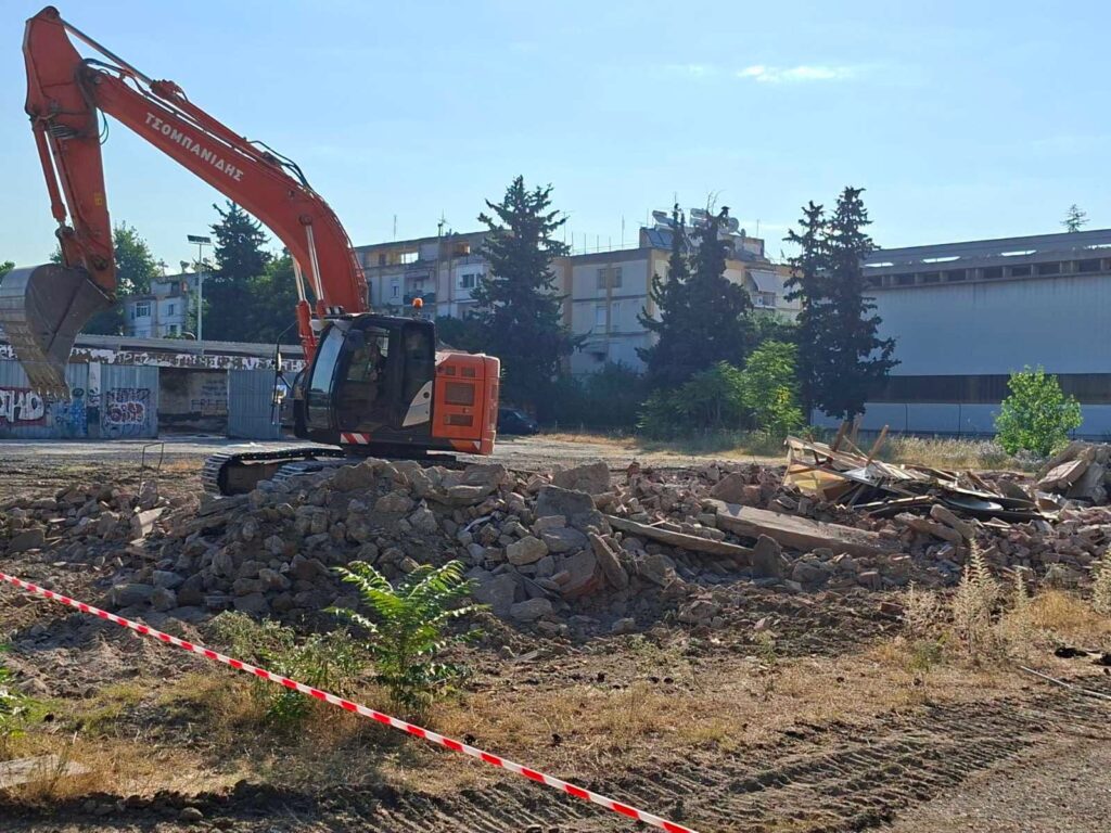 kataskevi-kolimvitirio-menemeni-ampelokipoi